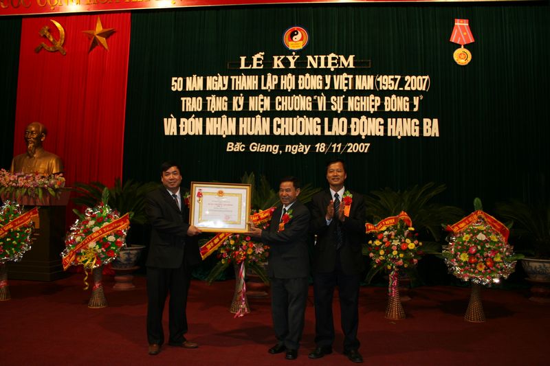 Text Box:  
Hội Đông y tỉnh Bắc Giang đón nhận Huân chương Lao động hạng Ba
