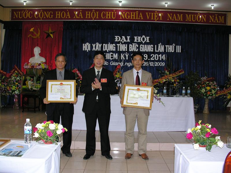 Text Box:  
Đ/c Bùi Văn Hải, Chủ tịch UBND tỉnh tặng Bằng khen cho lãnh đạo Hội Xây dựng tỉnh
